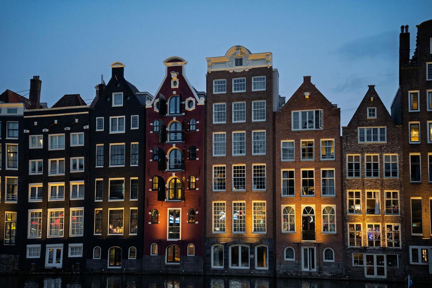 Traditionele Amsterdamse grachtenpanden nabij ons kantoor